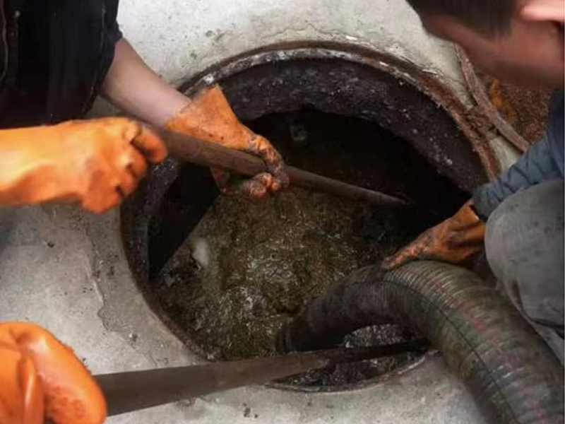 大石桥清理化粪池时如何避免沼气的危害?